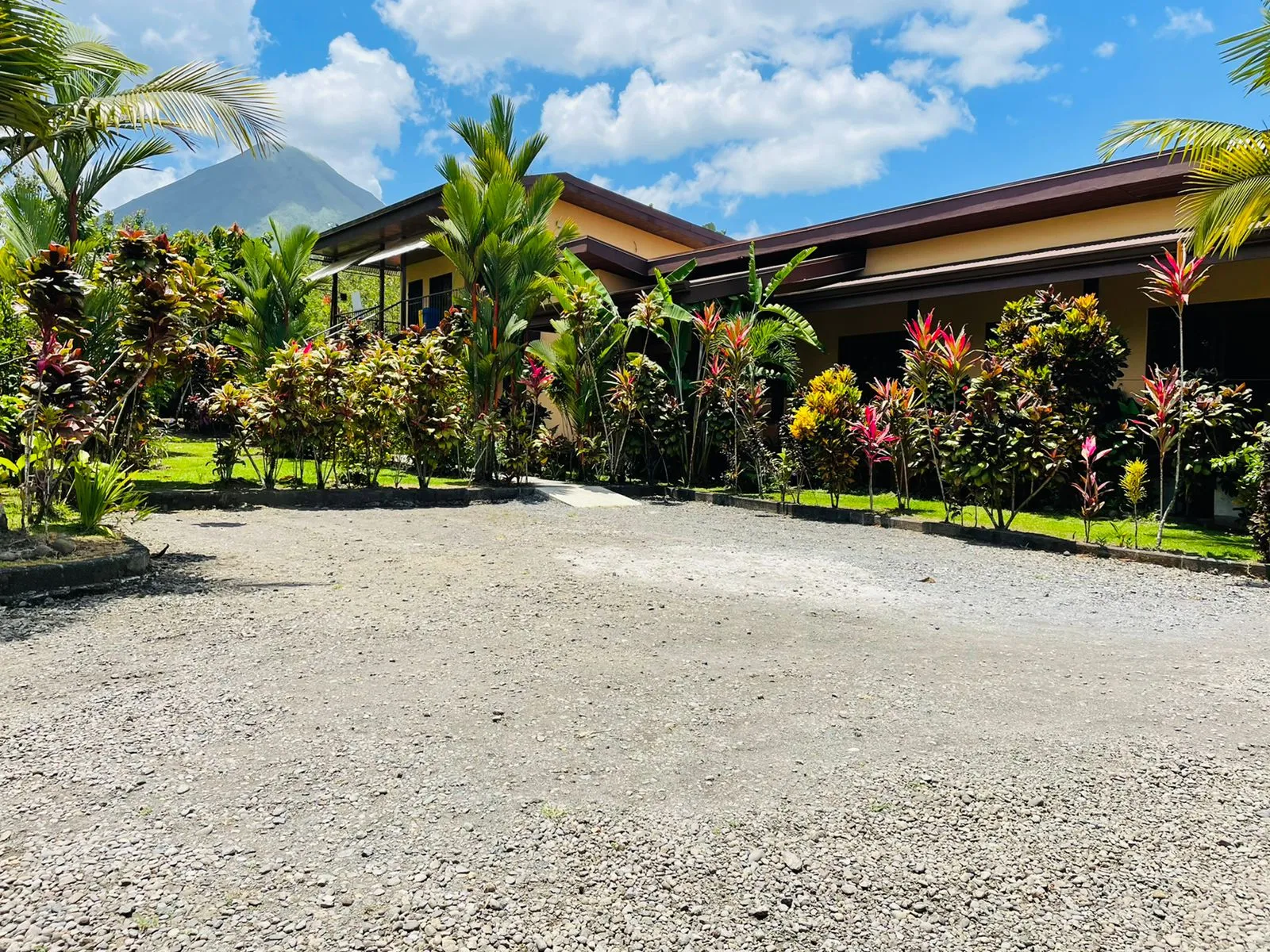 Aunty Arenal Lodge Presentation